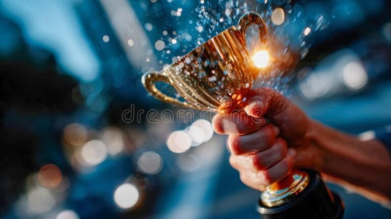 Cuál es el Número De Triunfo Seguro Para Ganar 2 persona celebrando victoria con trofeo brillante