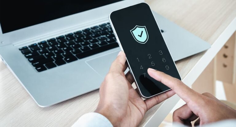 persona configurando autenticacion en telefono movil