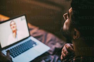 persona consultando banca online en laptop