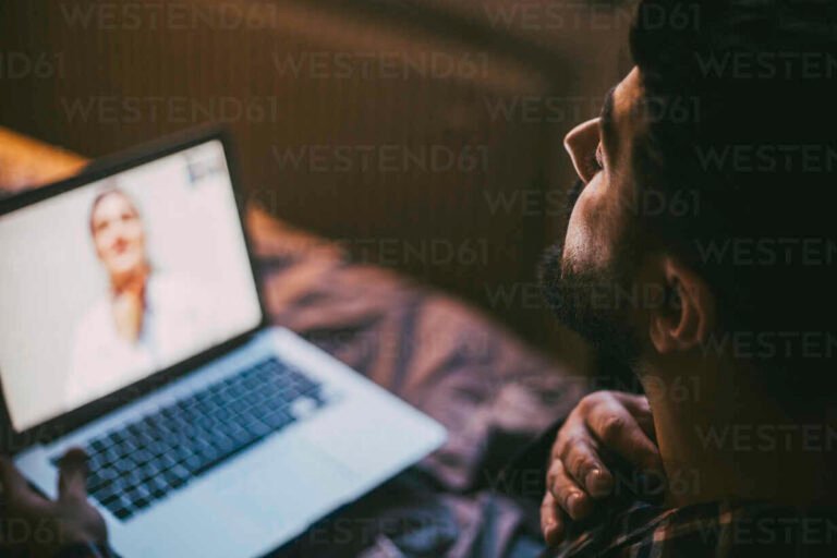 persona consultando banca online en laptop