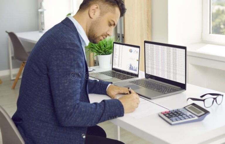 Cómo Consultar Deudas en Banco Nación por CUIT Rápidamente 2 persona consultando datos financieros en computadora