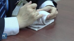 persona contando dinero en casa rapida