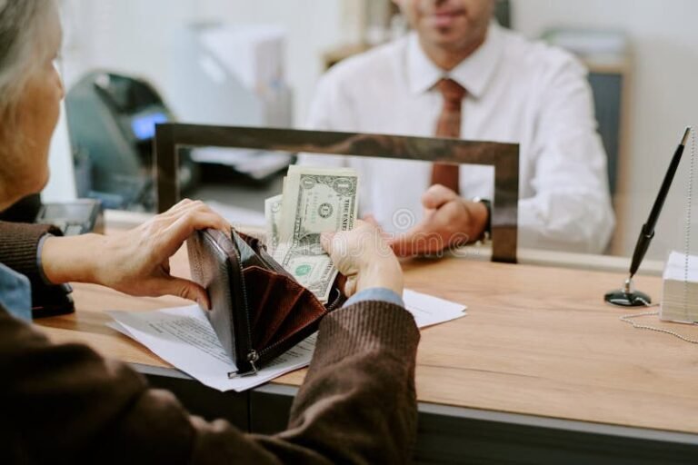 Se pueden comprar euros en el banco y cómo hacerlo fácilmente 33 persona entregando dinero en banco moderno