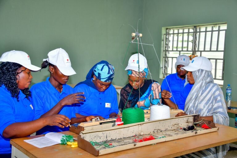 persona entregando documento en comisaria caba