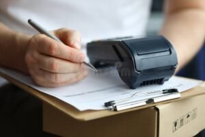 persona entregando documentos en banco