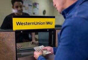 persona enviando dinero en oficina western union