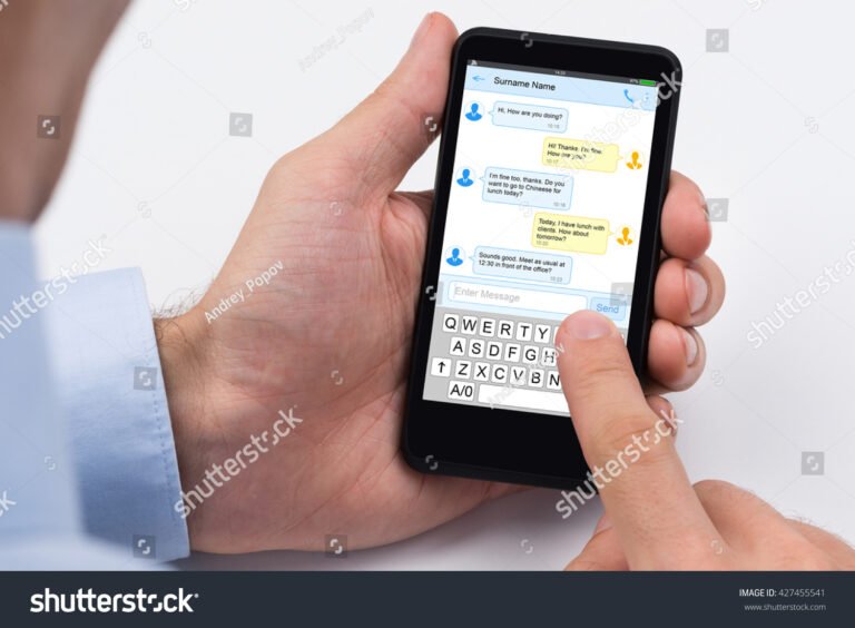 Cómo Consultar Saldo Personal Por SMS Fácil y Rápido 3 persona enviando mensaje de texto movil