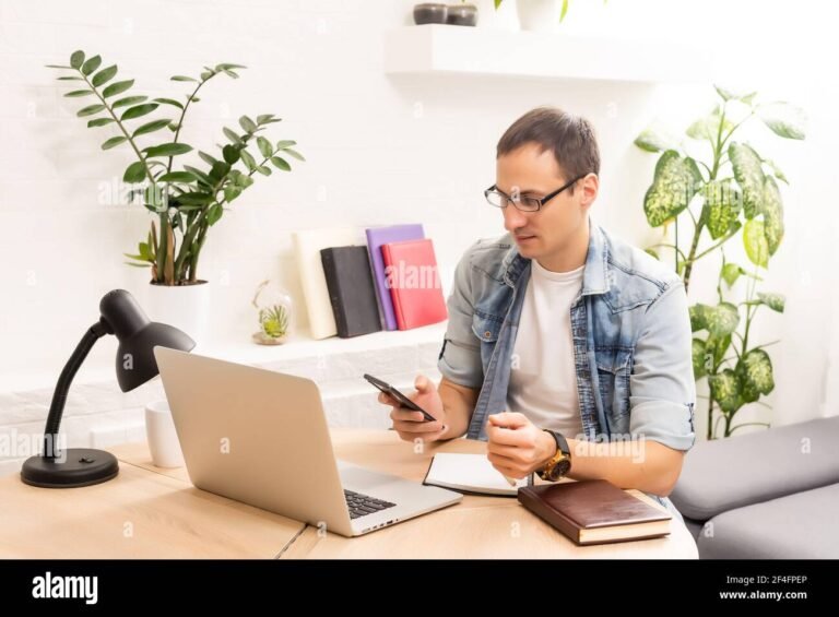 Cómo Contactar al Banco Patagonia por Correo Electrónico 22 persona escribiendo correo en laptop bancaria