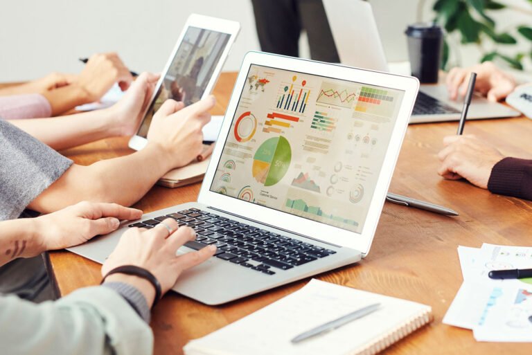 Dónde puedo encontrar cursos de economía y finanzas online gratuitos 24 persona estudiando economia con laptop abierta