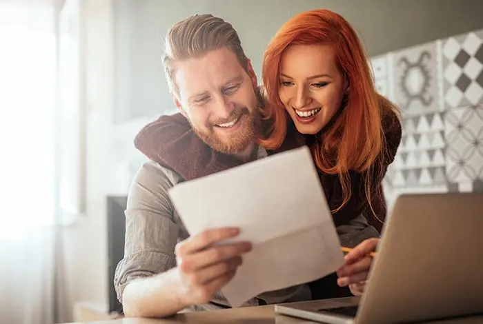 persona feliz abriendo cuenta bancaria usa