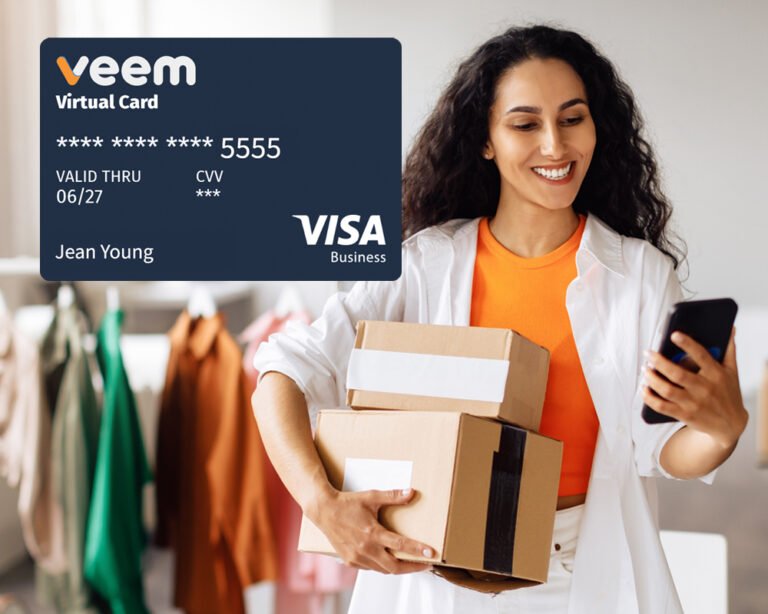 persona feliz recibiendo tarjeta visa banco