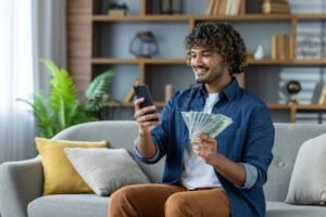 persona feliz usando app bancaria movil