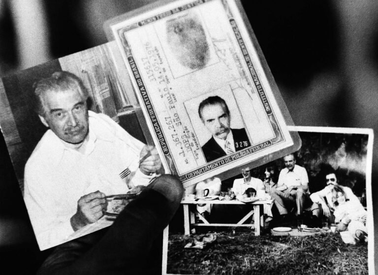 persona firmando documento financiero en argentina