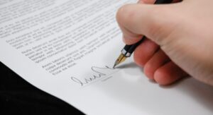 persona firmando documentos con apoderado