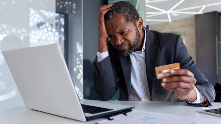 persona frustrada con tarjeta de credito rechazada