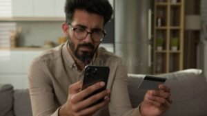 persona frustrada usando aplicacion financiera movil