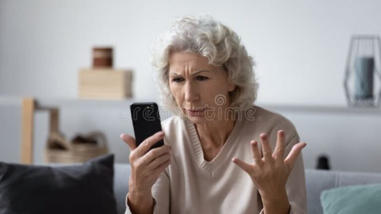 Por Qué Aparecen Fallas En Mi Cuenta DNI y Cómo Solucionarlas 2 persona frustrada usando telefono movil 1