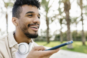 persona hablando por telefono con auriculares