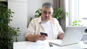 persona ingresando datos bancarios en computadora