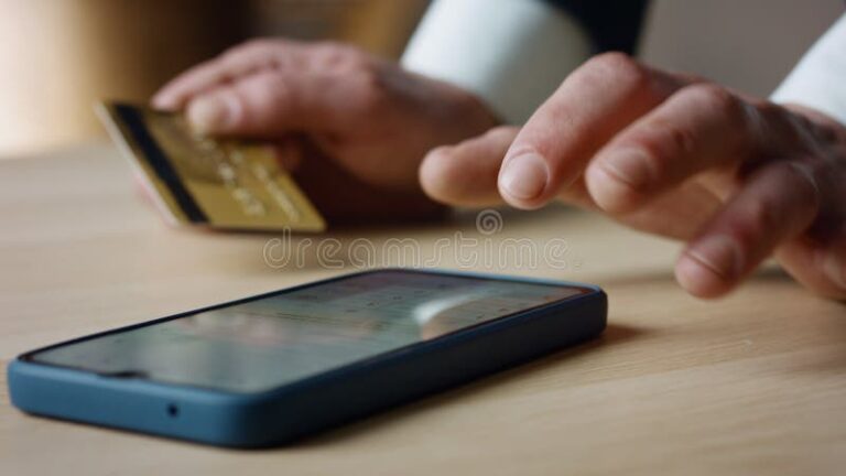 persona ingresando datos en dispositivo movil