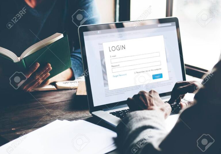 persona iniciando sesion en laptop portatil