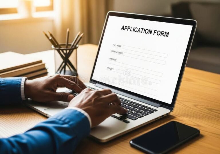 persona llenando formulario en computadora portatil