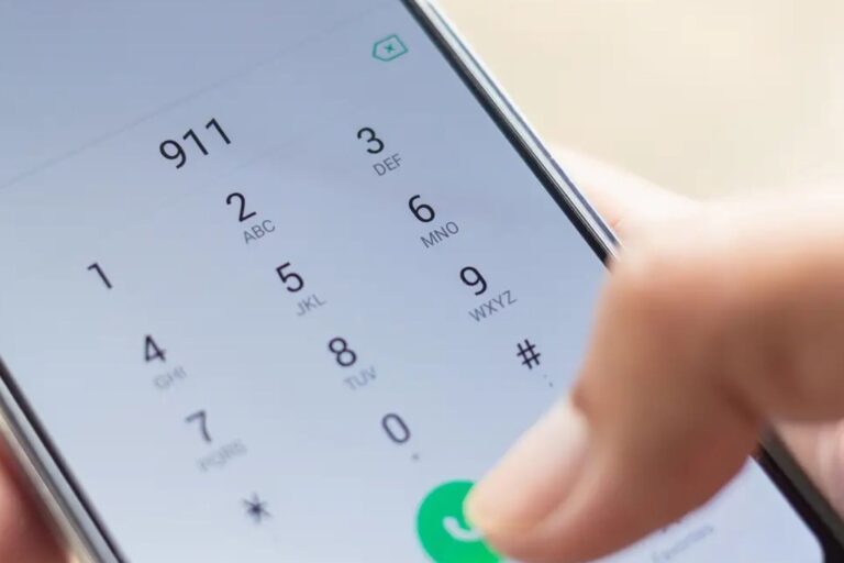 persona marcando numero telefonico en celular