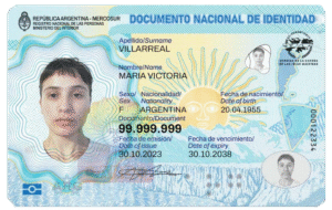 persona mostrando documento de identidad argentino