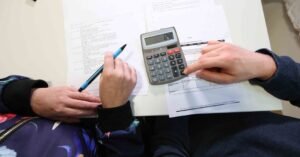 persona negando firmar documento de deuda