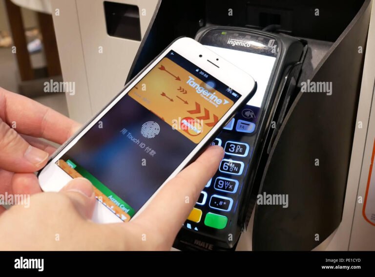 persona pagando con smartphone en restaurante mcdonalds