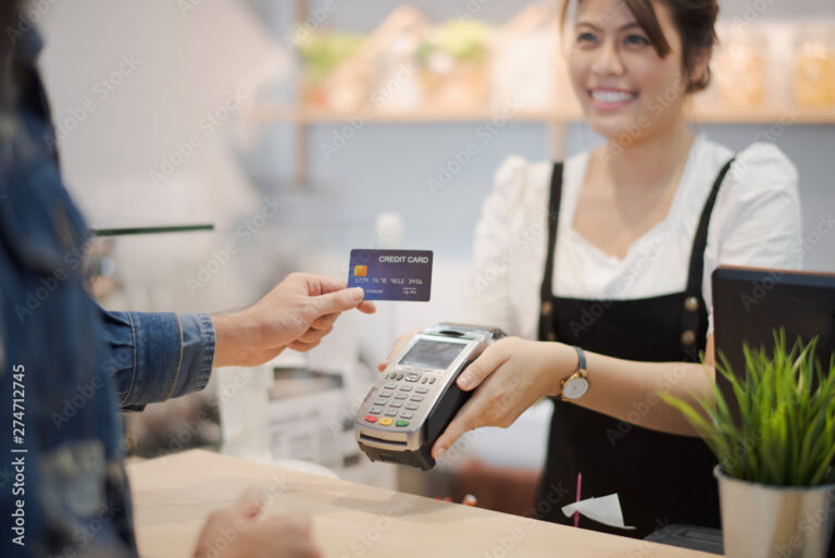 Se Puede Pagar En Pago Fácil Con Tarjeta De Crédito 2 persona pagando con tarjeta en tienda sencilla