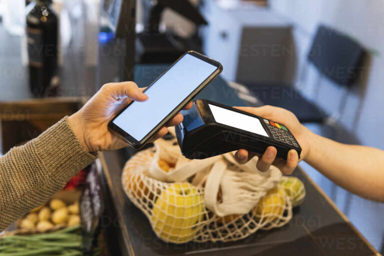Cómo puedo usar Pago Fácil en City Bell para hacer mis pagos 8 persona pagando con telefono movil en tienda 1