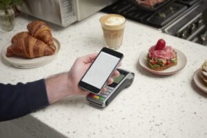 persona pagando con telefono movil moderno