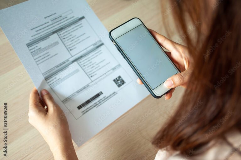 persona pagando factura digital en smartphone