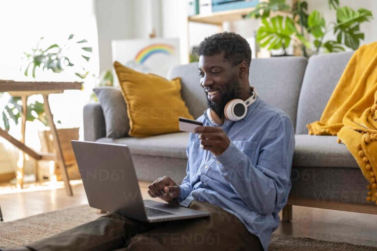 persona pagando factura en linea desde laptop