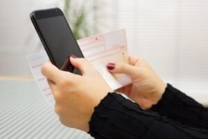 persona pagando factura en smartphone movil