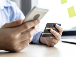 persona pagando por telefono movil argentina