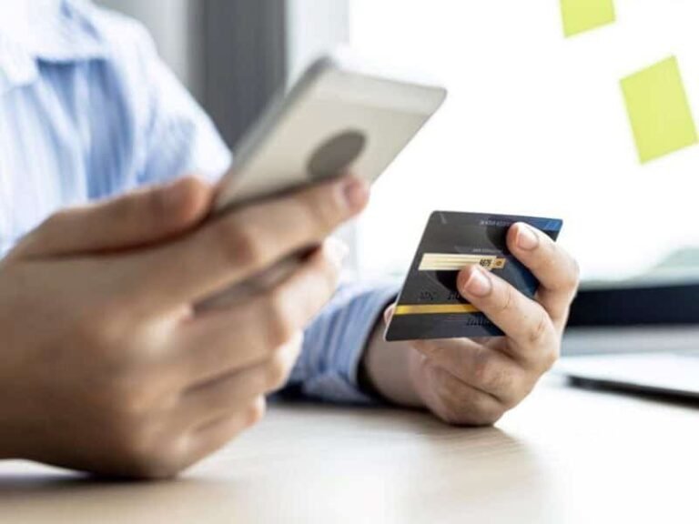 persona pagando por telefono movil argentina