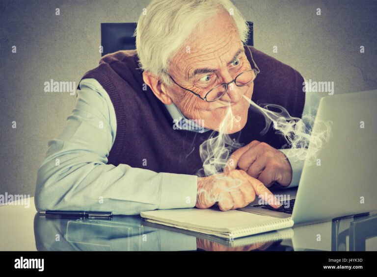 persona pensando frente a computadora con documentos legales