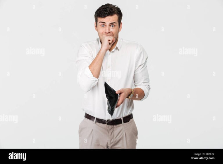 persona preocupada buscando en cartera vacia