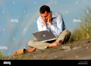 persona preocupada frente a computadora y movil