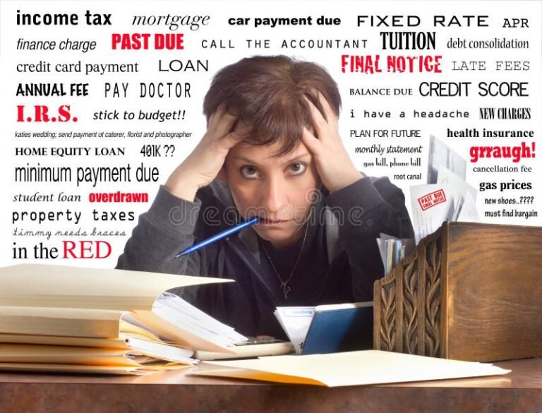 persona preocupada revisando facturas y tarjeta