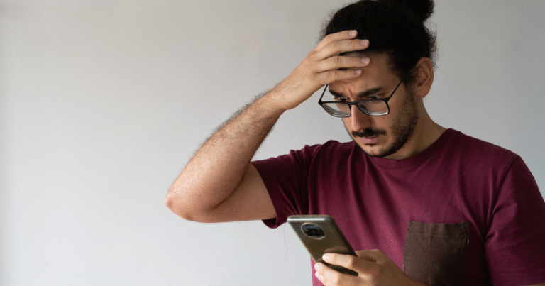 persona preocupada revisando recibo de sueldo