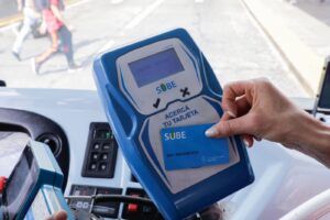 persona recargando tarjeta sube en terminal