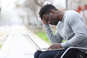 persona reclamando en computadora portatil