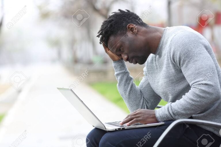 persona reclamando en computadora portatil