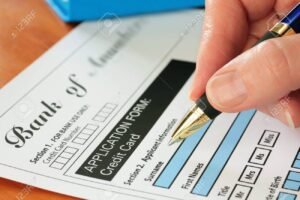 persona rellenando formulario solicitud tarjeta credito