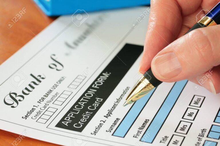 persona rellenando formulario solicitud tarjeta credito