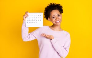 persona revisando calendario con sonrisa