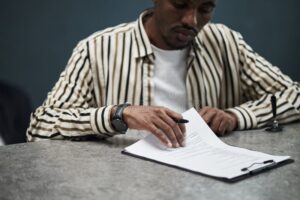 persona revisando contrato de prestamo bancario